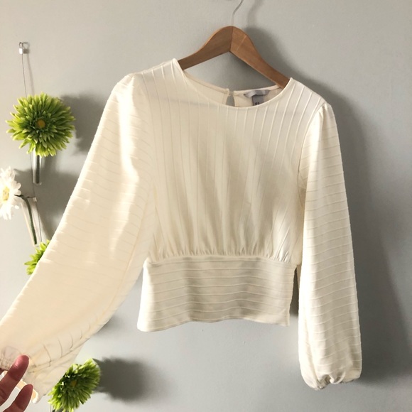 2/20 - | H&M | Puffy sleeve blouse - Picture 10 of 11